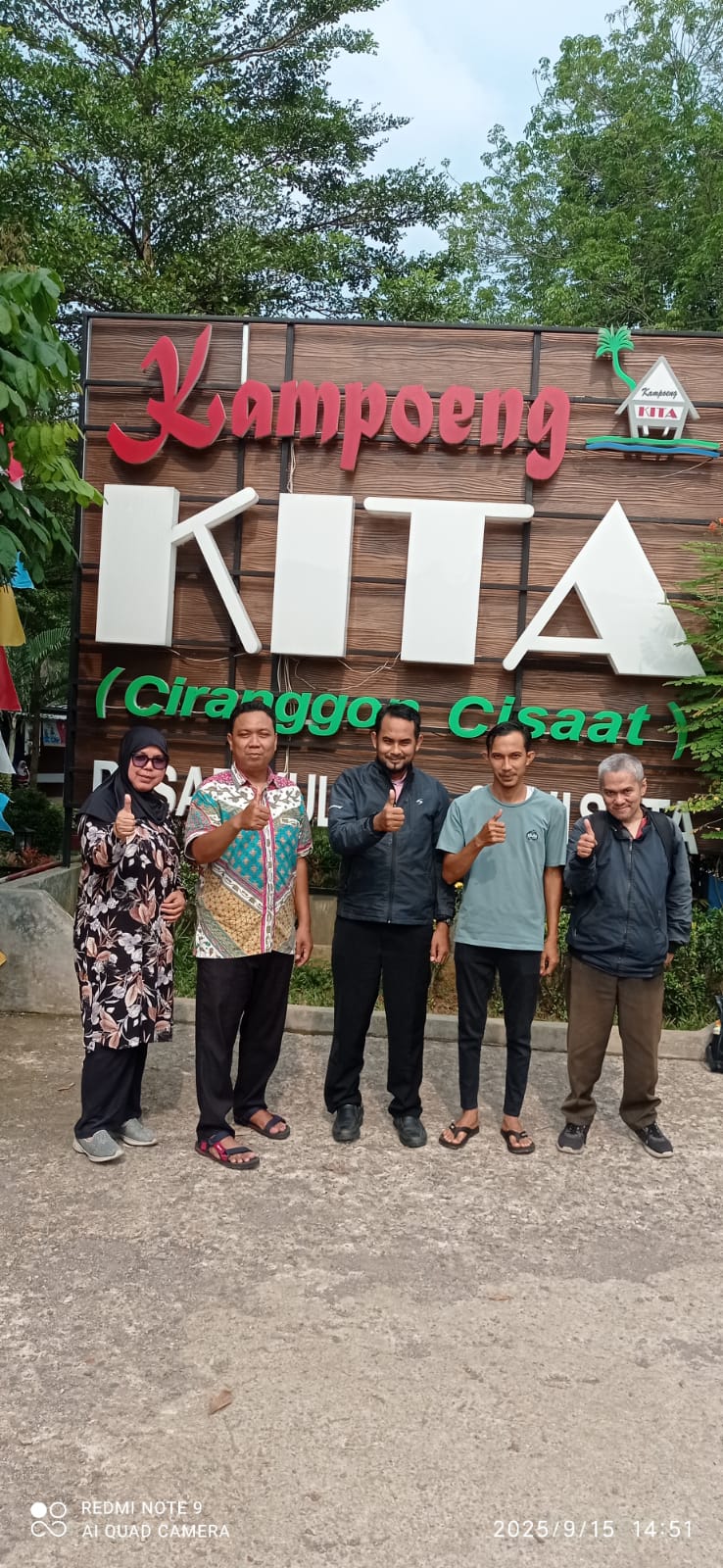Suasana pantai saat sore hari