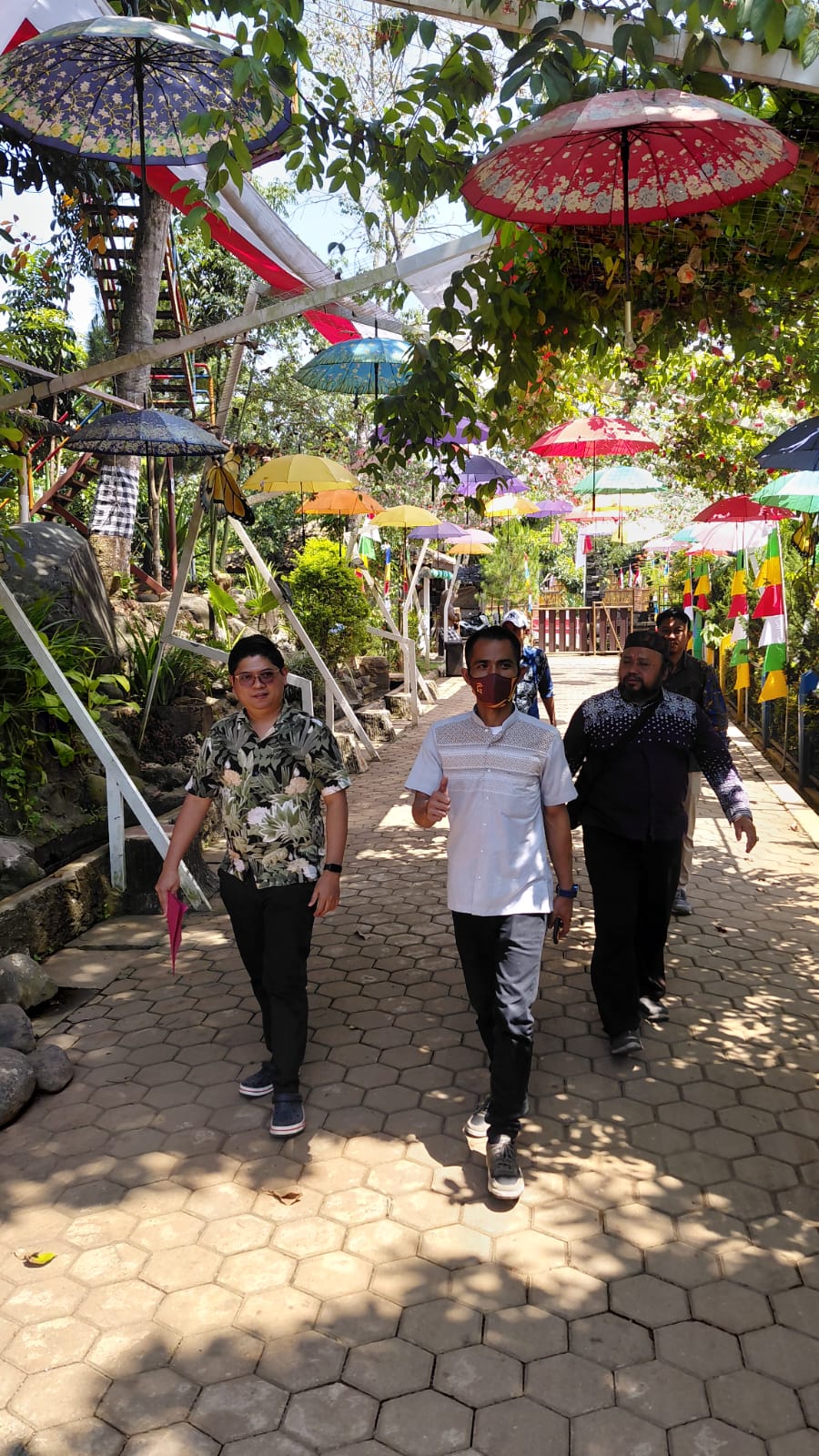Pengunjung bermain air di pantai