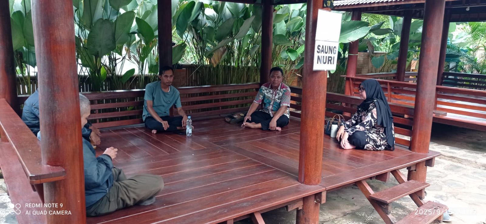 Jembatan kayu jalur tracking